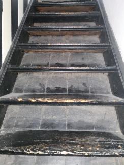 © Ren Saibara Die Treppe zum Mädchenzimmer für zwei Dienstmädchen in dieser Wohnung