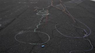 Inbetween2 Kreide-Poesie auf dem Asphalt
