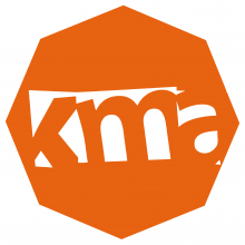 Logo Kreuzberge Musikalische Aktion e.V. Das orangefarbeme Logo mit den Anfangsbuchstaben des Vereins "Kreuzberger Musikalische Aktion e.V."