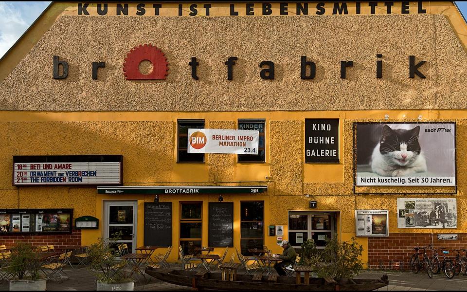 Foto der Front des Kulturzentrums Brotfabrik
