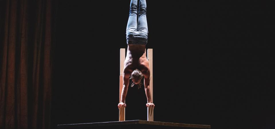 Florian Zumkehr performing a handstand on two balancing blocks.